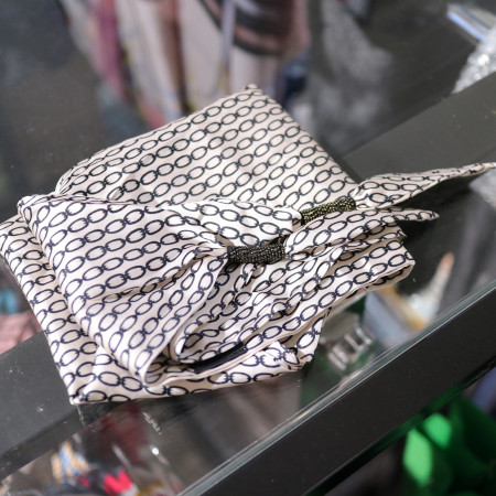 [행복한백화점][아날도바시니]여성 패턴 삼각 스카프 ABS-213306