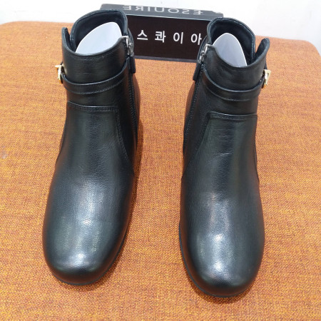 양가죽 부드러운 영에이지  검정색  발편한 5cm 버클장식 앵클부츠