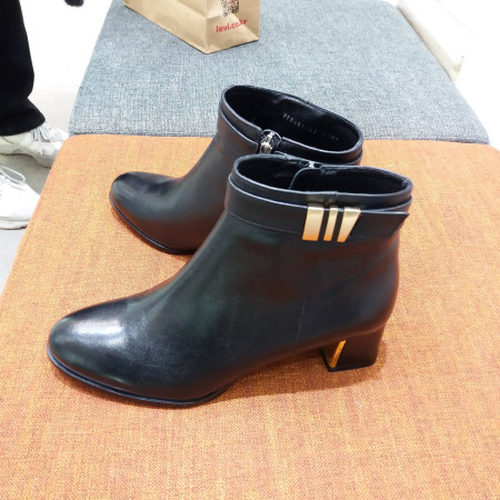 화려한외출여성 포트폴리오 소가죽 검정색 금장식 발편한 5센치 앵클 부츠 PF8WBS602